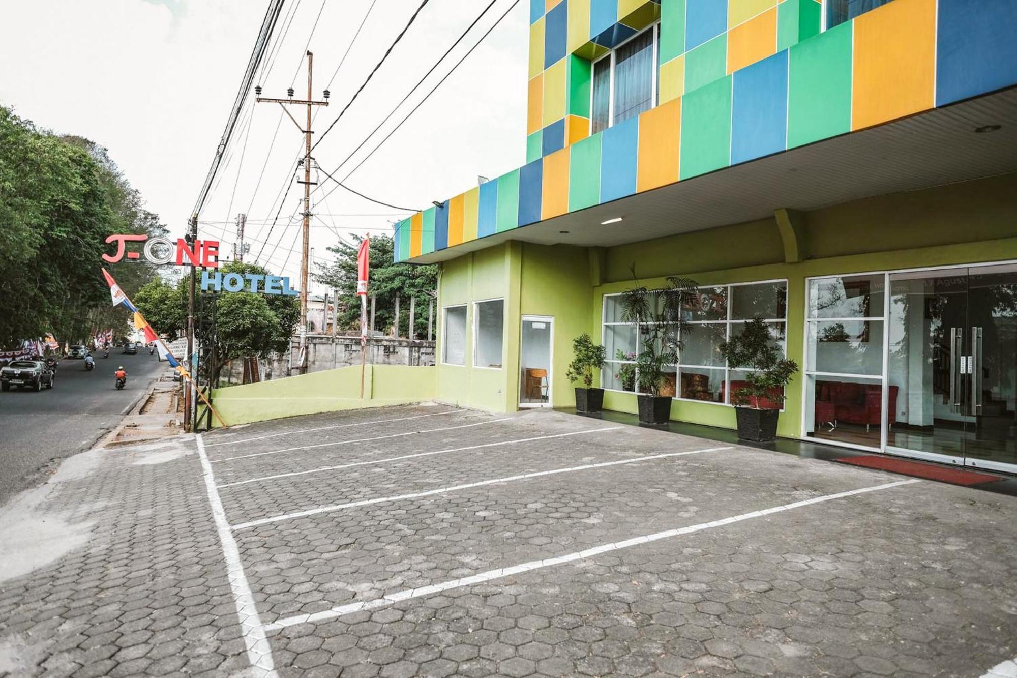 Reddoorz Premium At Hotel T-One Jambi Tanjungjohor Екстериор снимка